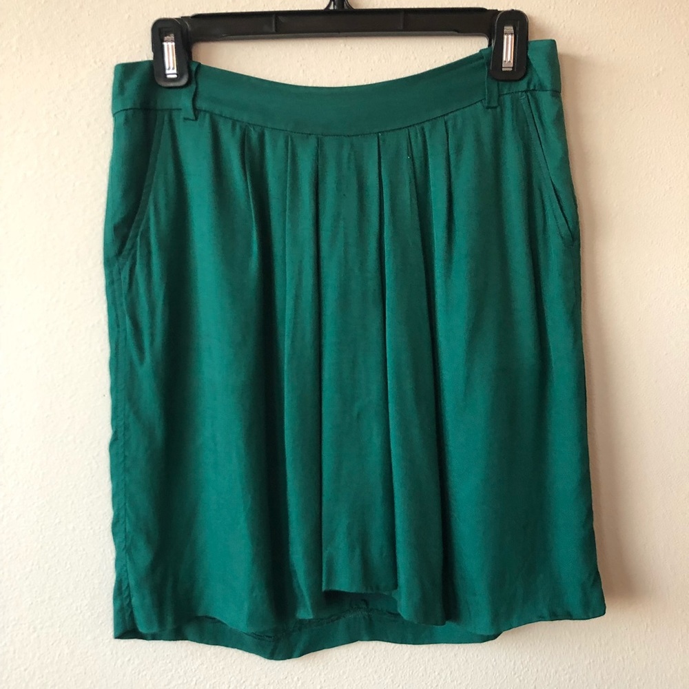 Gathered green skirt with pockets